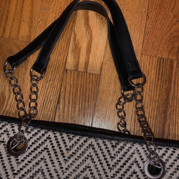Enzo Angiolini Handbags - 🌠Enzo Anglioni🌠 woven chevron shoulder bag